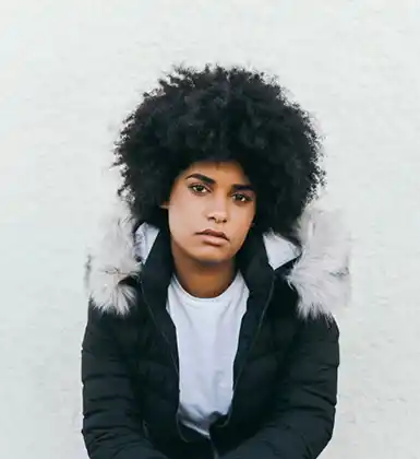 Carlos Herrera, hombre joven con cabello oscuro y expresión amable